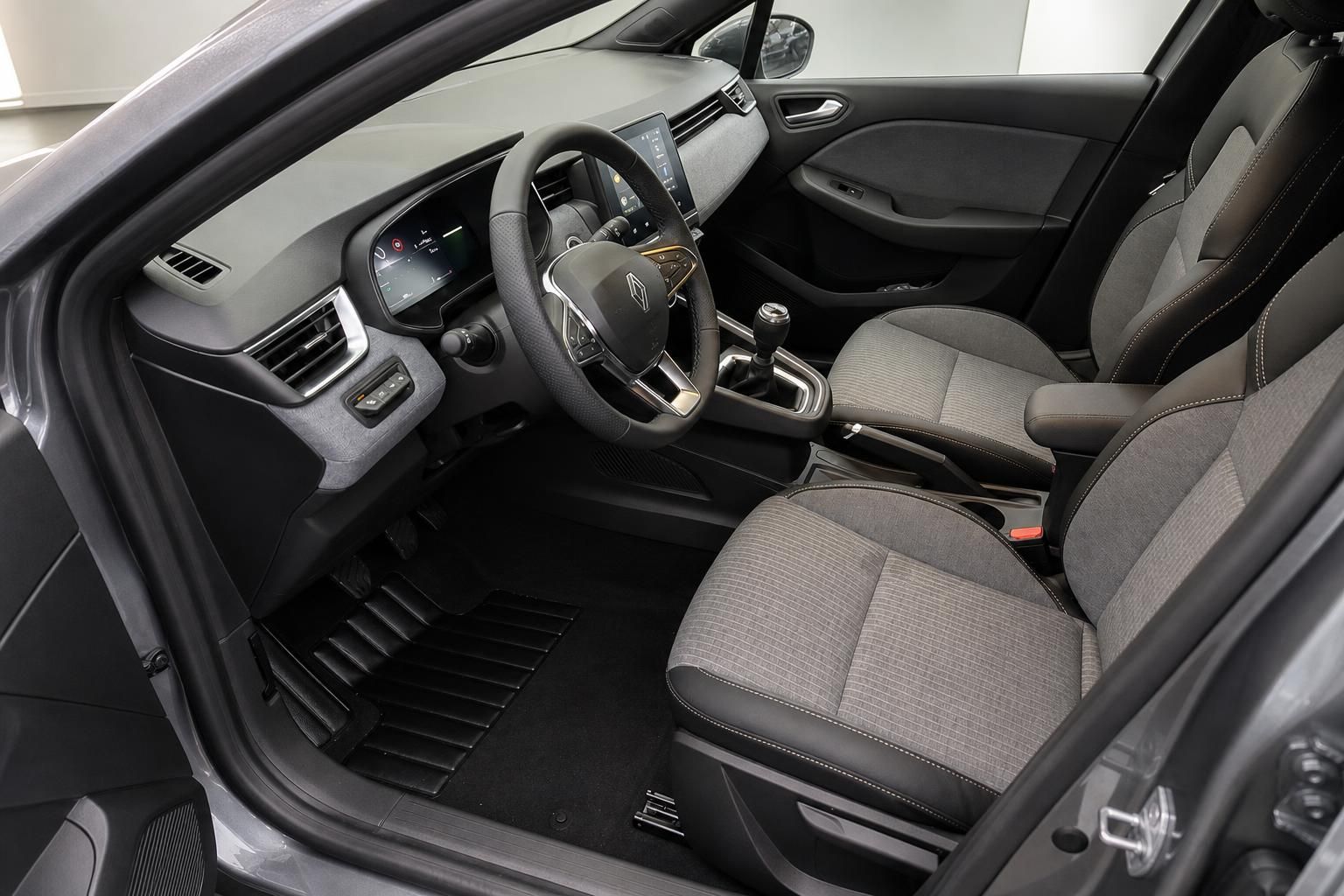 Renault Clio Innenraum mit Lenkrad, Schaltgetriebe, Touchscreen und Stoffsitzen grau