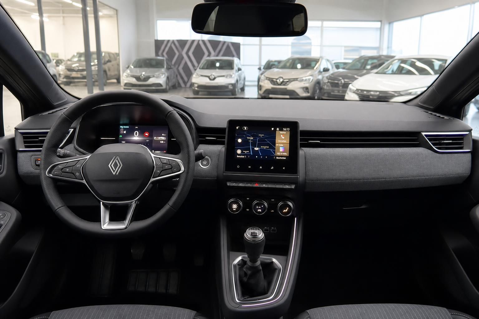 Renault Clio Cockpit mit digitalem Kombiinstrument, Touchscreen-Navigation und Schaltgetriebe
