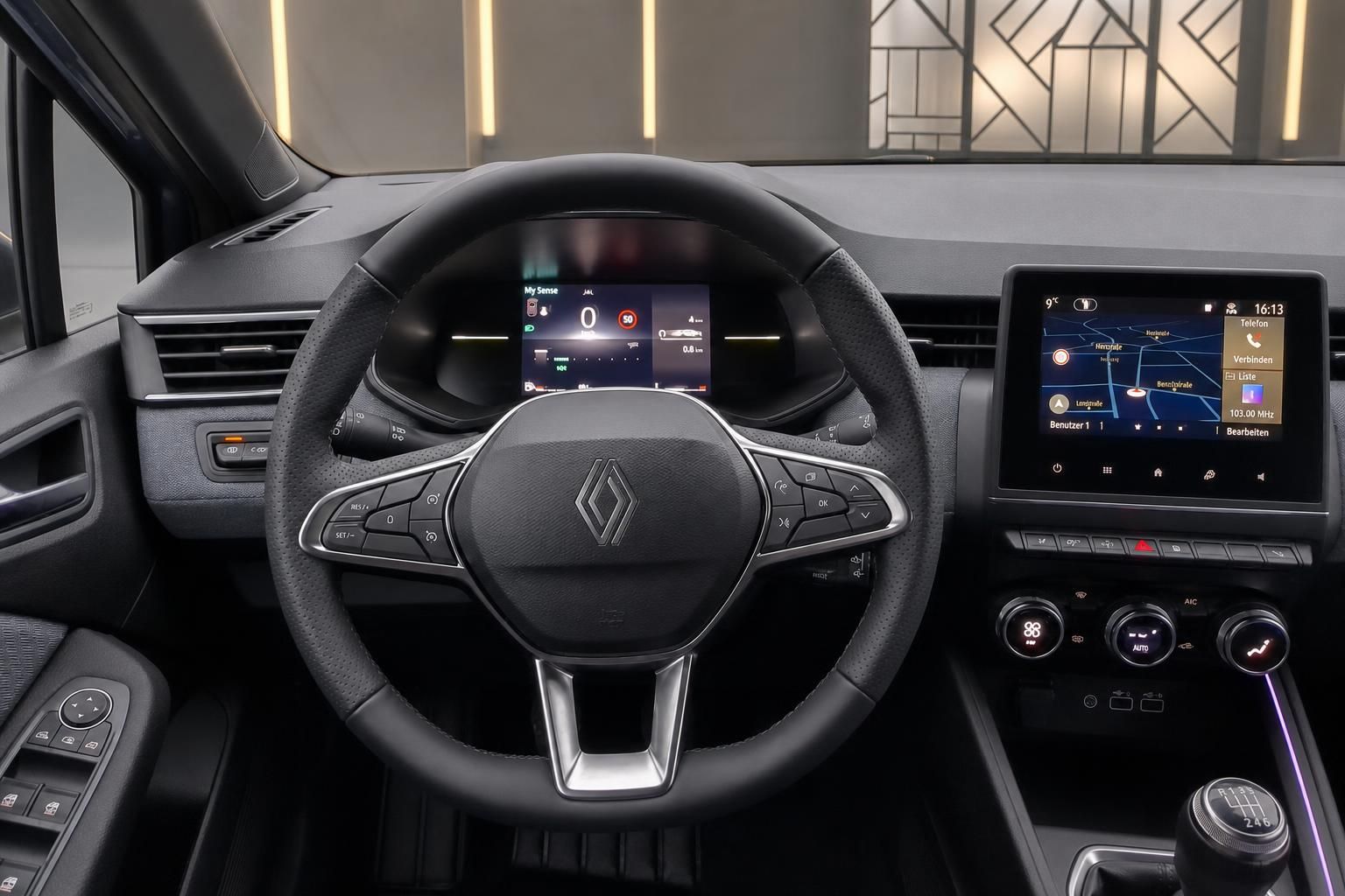 Renault Cockpit mit Lederlenkrad, digitalem Kombiinstrument und Navigationssystem-Display