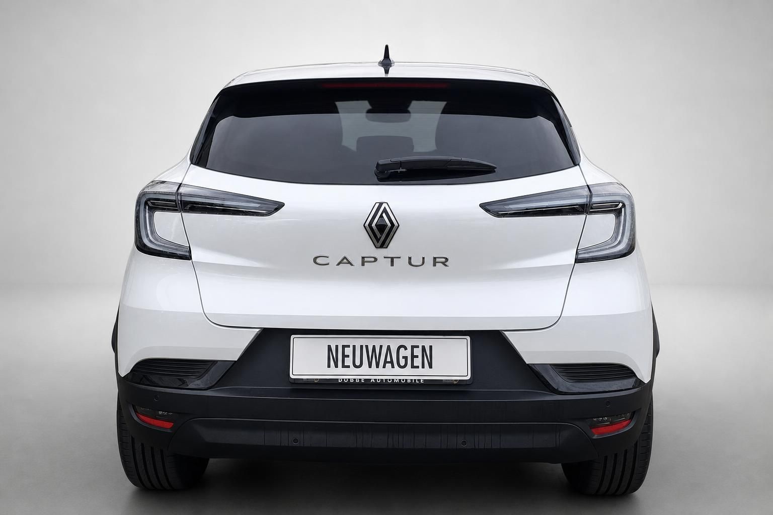 Renault Captur weiß Heckansicht mit Rückleuchten im Studio