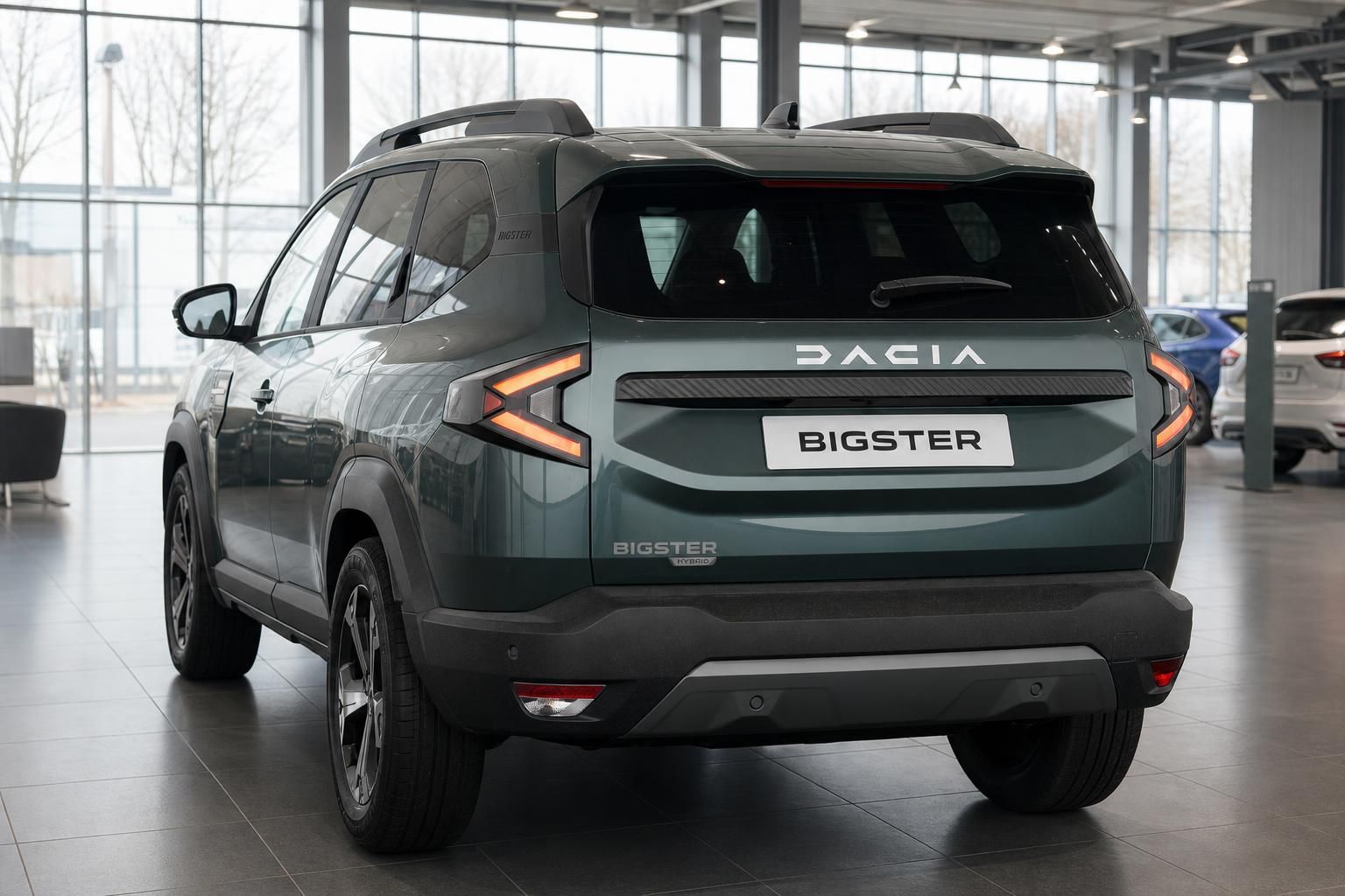 Dacia Bigster Hybrid Heckansicht, gruenes SUV im Showroom
