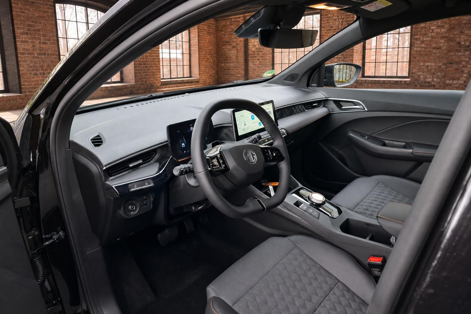 MG Innenraum Cockpit mit Lenkrad und digitalen Displays
