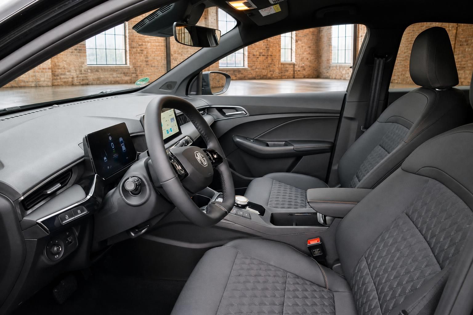 MG Innenraum mit Vordersitzen, Lenkrad und Multimedia-Display