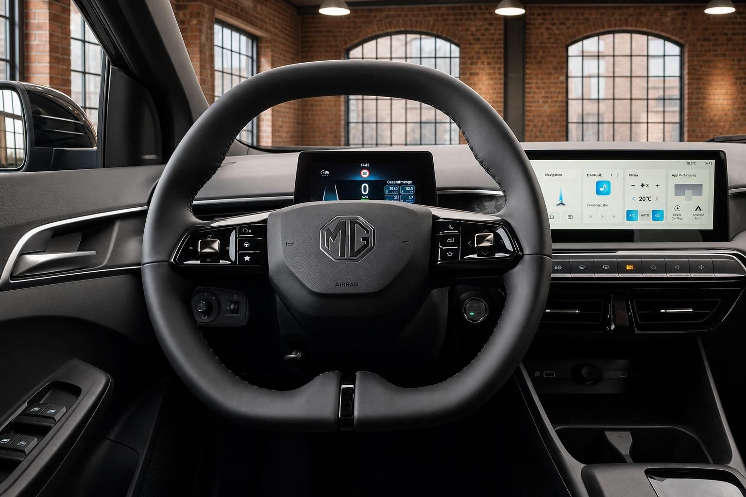 MG Lenkrad mit Bedienelementen und Infotainment-Display im Detail