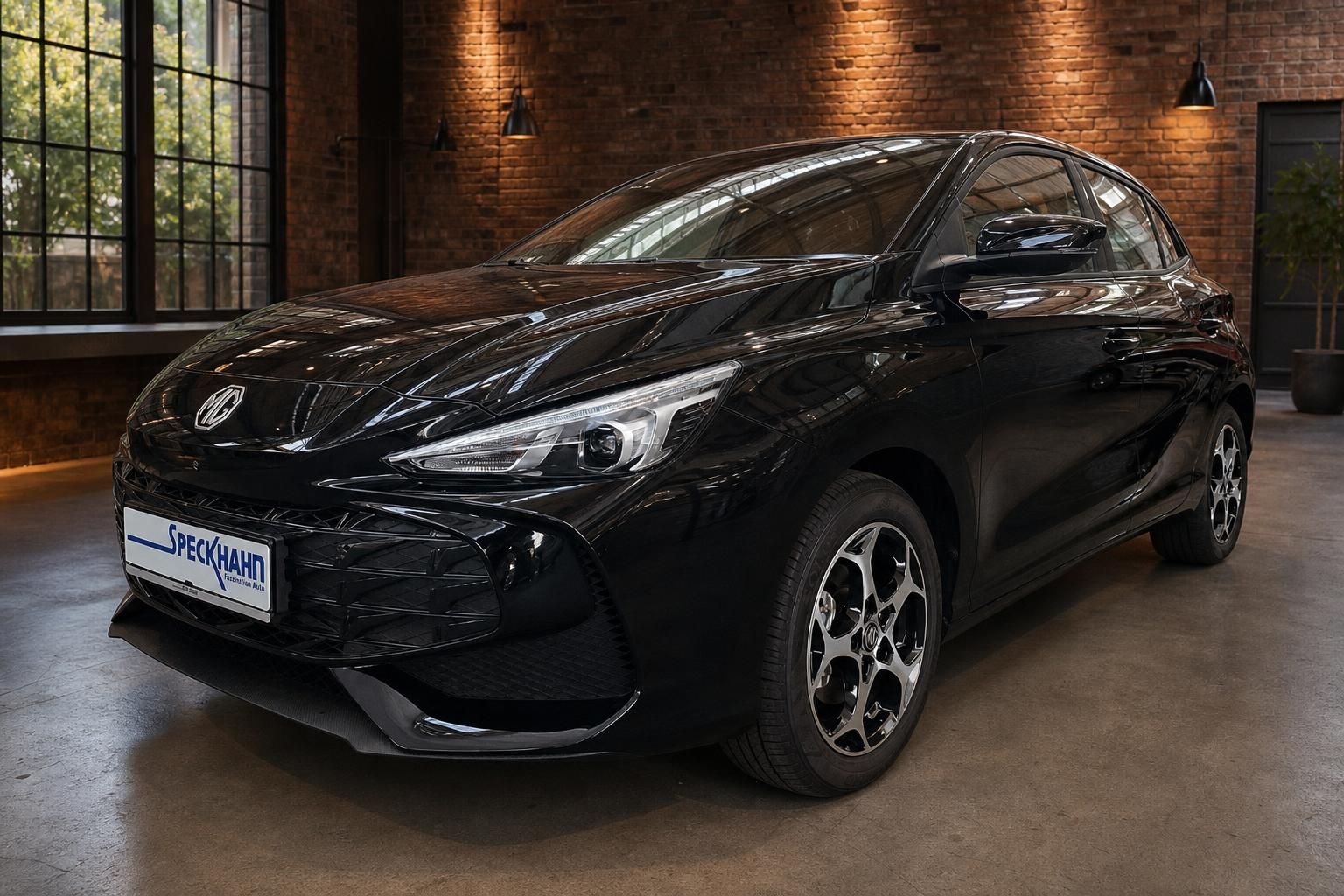 MG3 Hybrid+ schwarz Frontansicht seitlich im Industrie-Loft