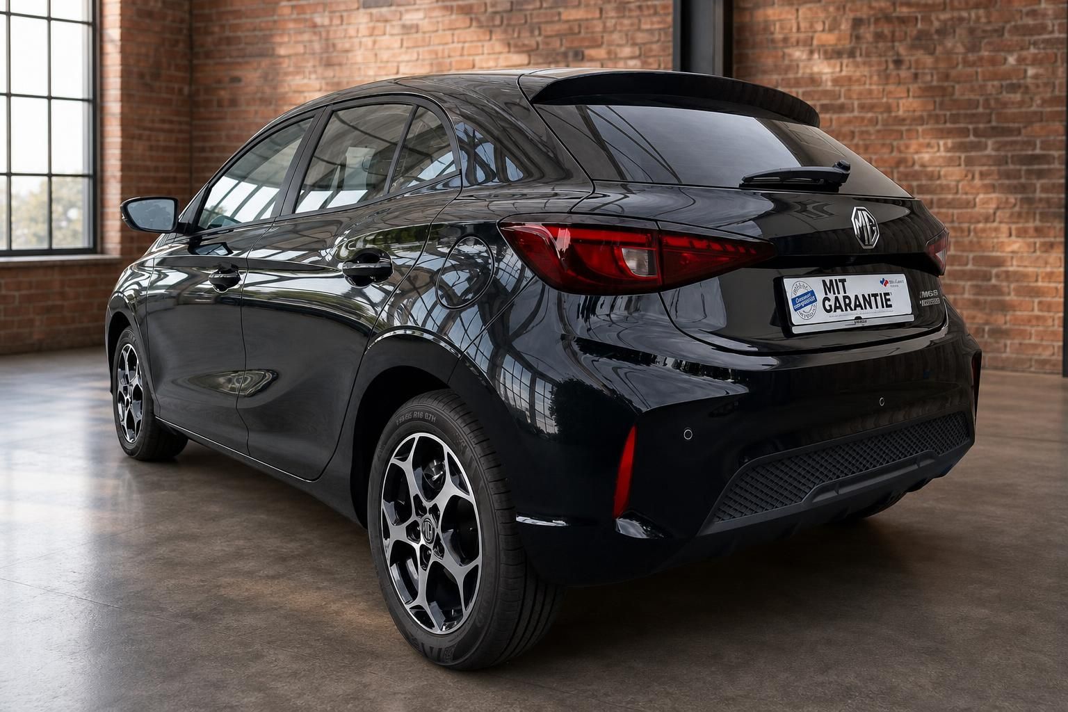 MG3 Hybrid+ schwarz Heckansicht seitlich mit Leichtmetallfelgen