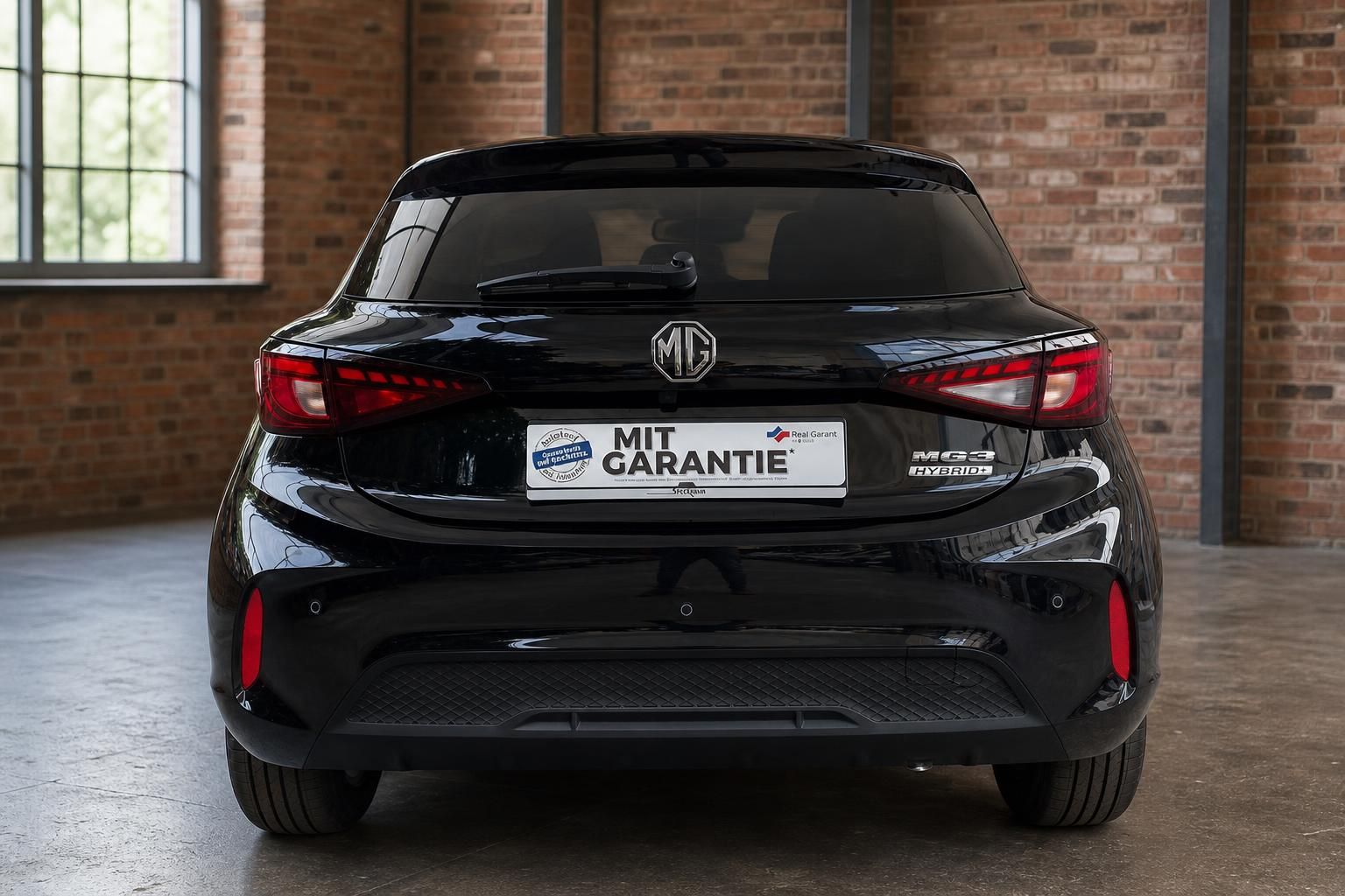 MG3 Hybrid+ schwarz Heckansicht frontal mit Rücklichtern