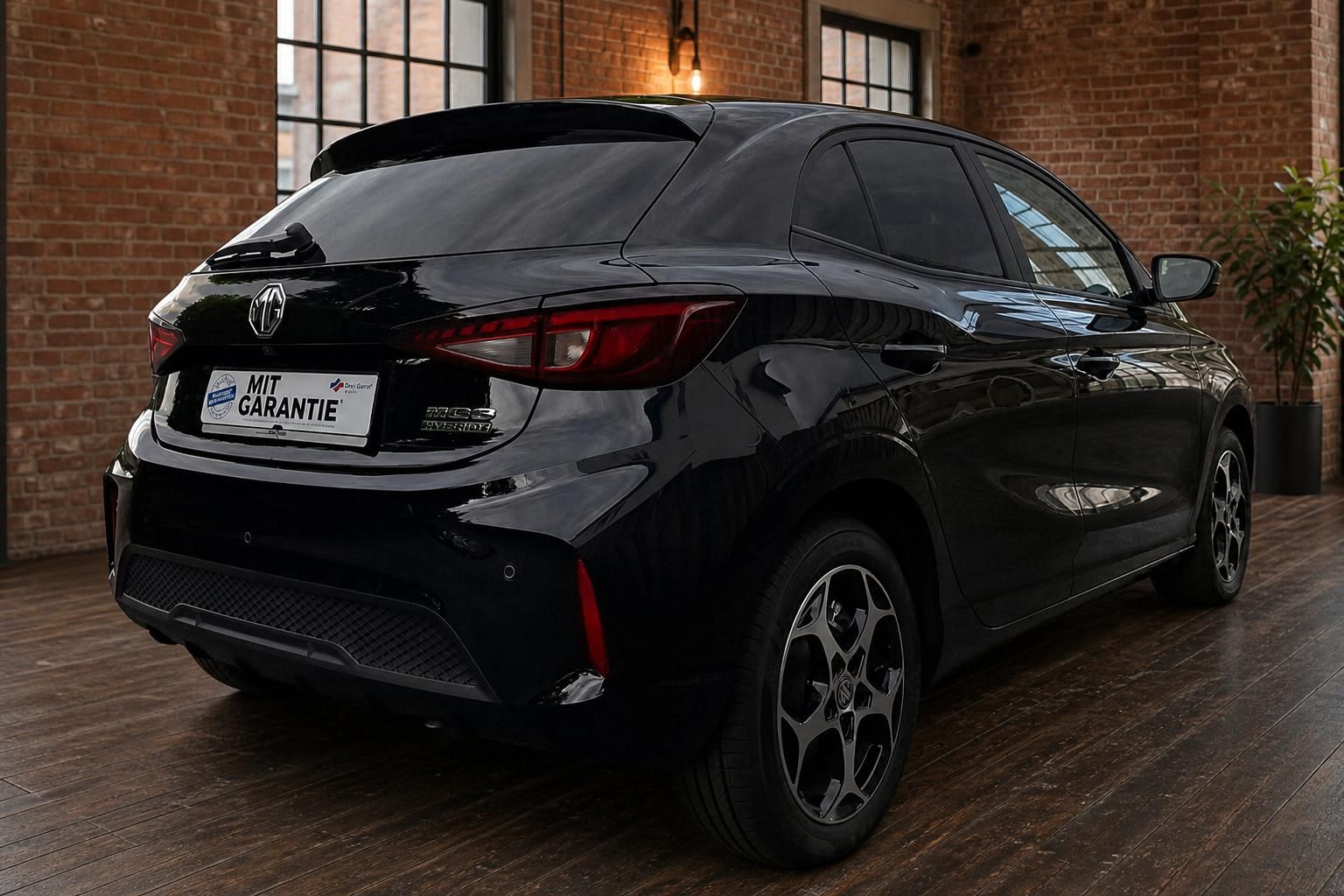 MG3 Hybrid+ schwarz Heckansicht seitlich in Loft-Ambiente