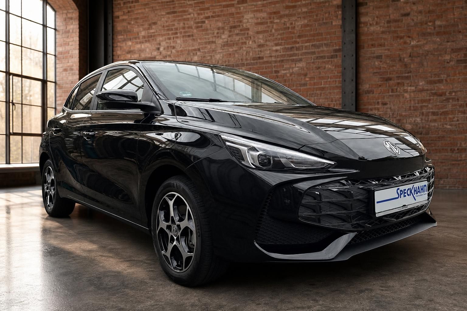 MG3 Hybrid+ schwarz Frontansicht mit LED-Scheinwerfern