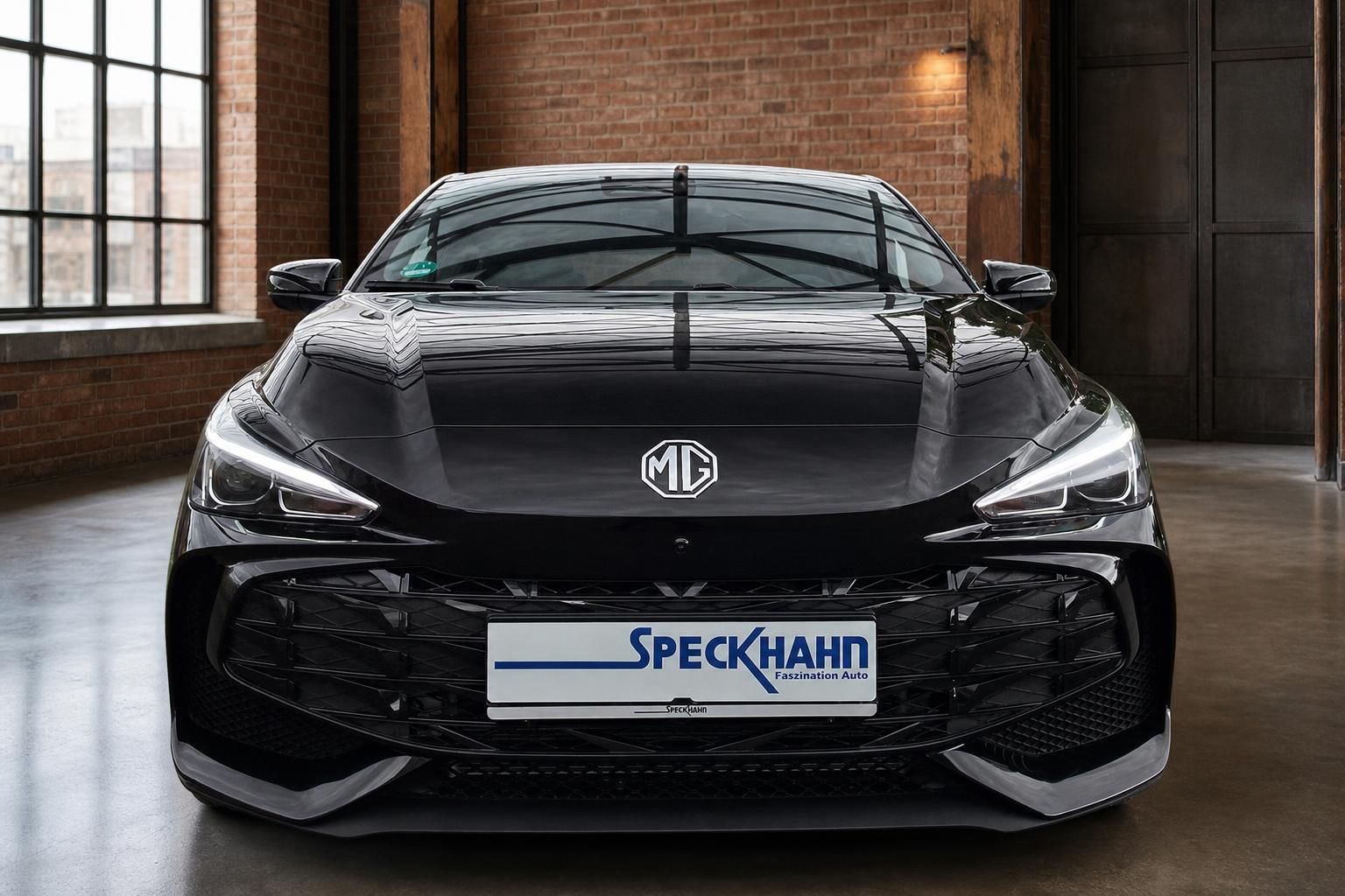 MG Limousine schwarz Frontansicht mit LED-Scheinwerfern in Loftambiente