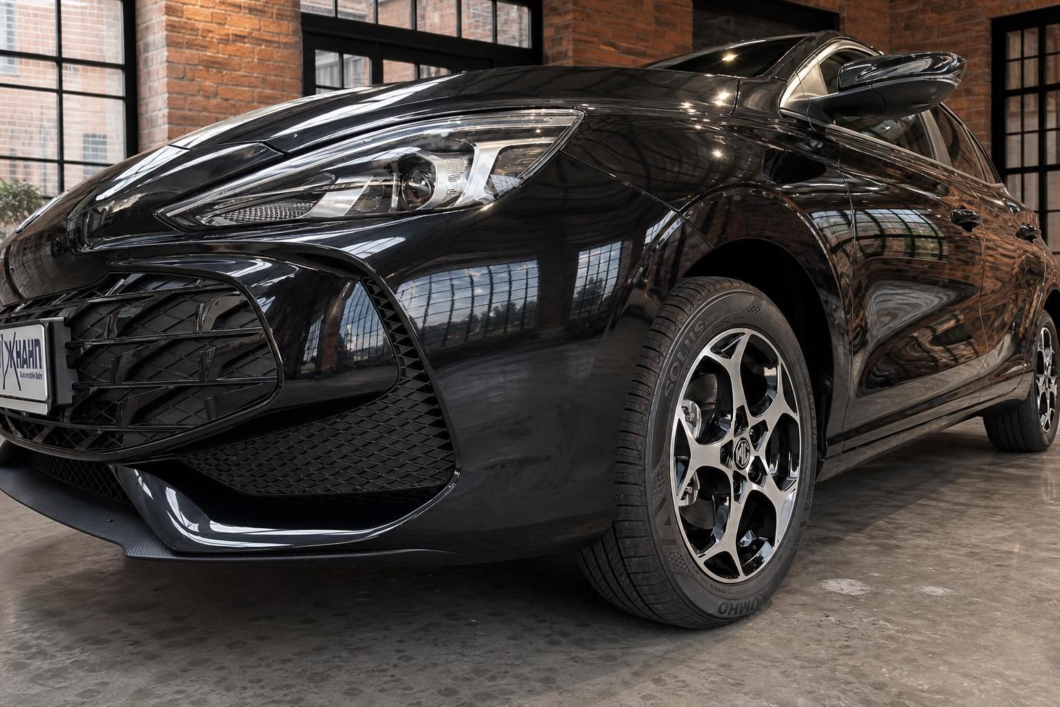 MG schwarz Frontpartie Detail mit Leichtmetallfelge und Kuehlergrill