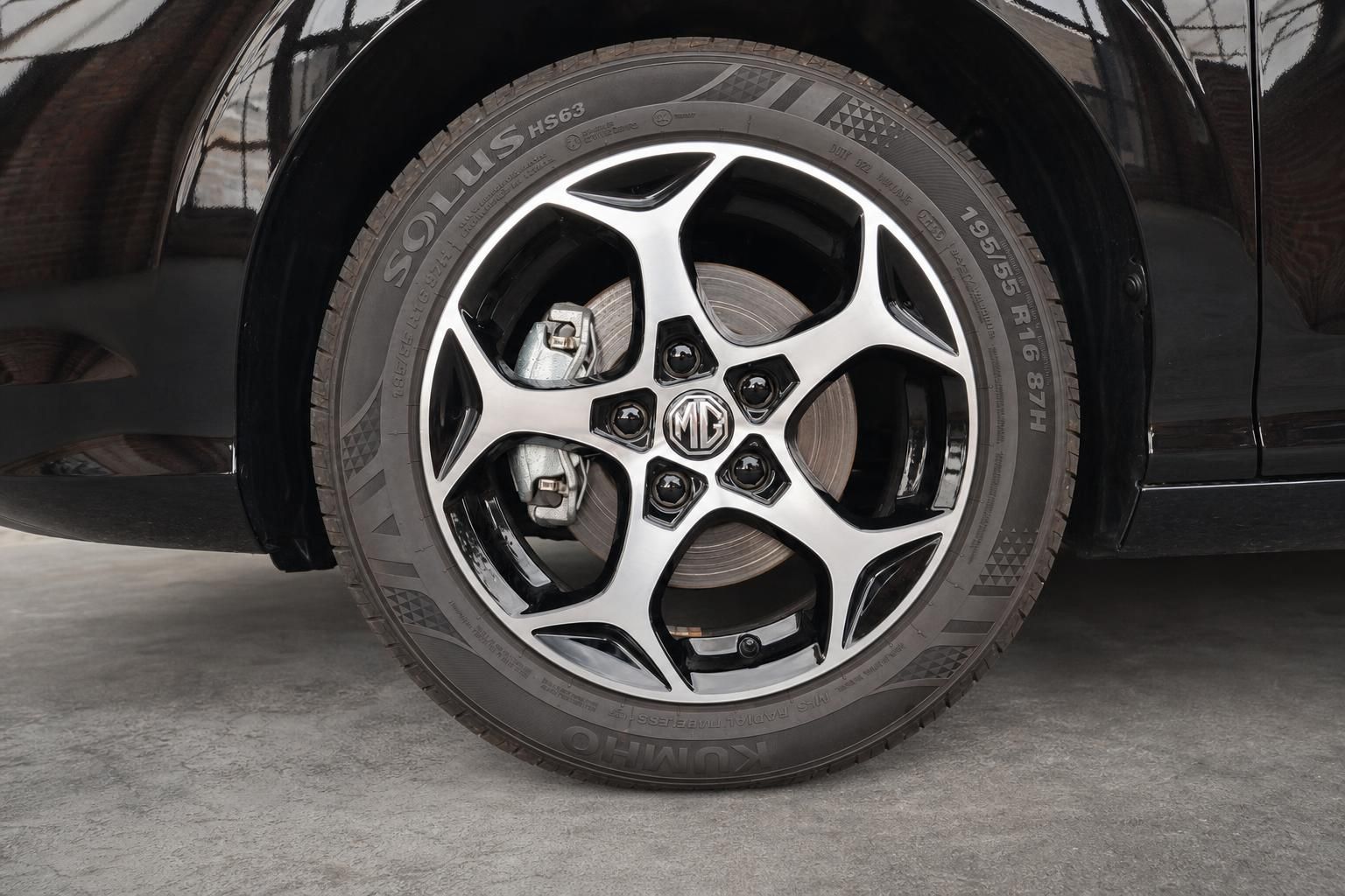 MG Leichtmetallfelge Detailansicht mit Kumho Reifen und Bremsscheibe