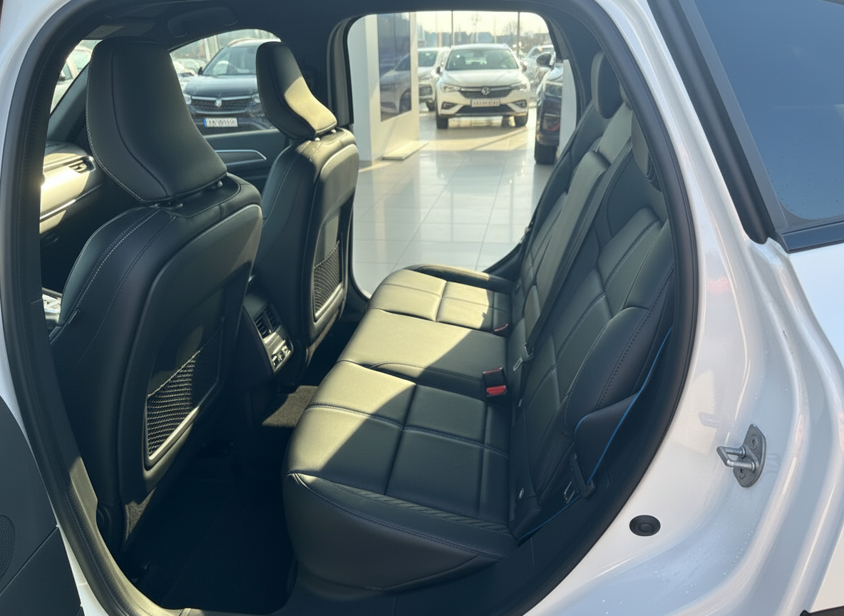 Luxuriöser Fahrzeuginnenraum mit schwarzen Ledersitzen und modernem Ambiente im Autohaus