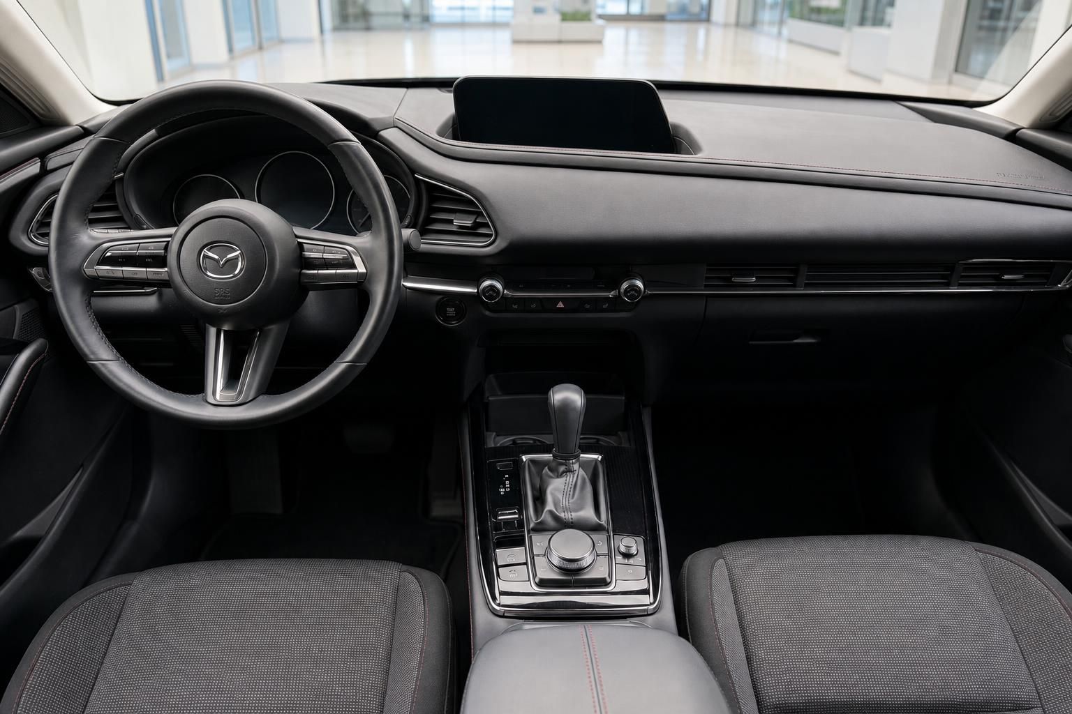 Mazda CX-30 Innenraum mit Cockpit und Lenkrad