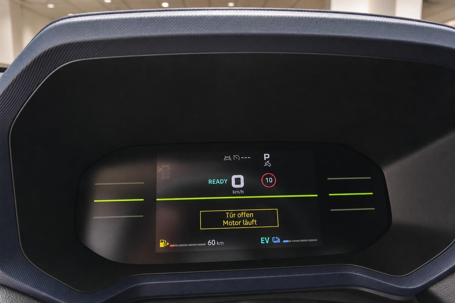 Digitales Kombiinstrument Fahrzeug Innenraum – Display zeigt READY, EV-Modus und Reichweite 60 km