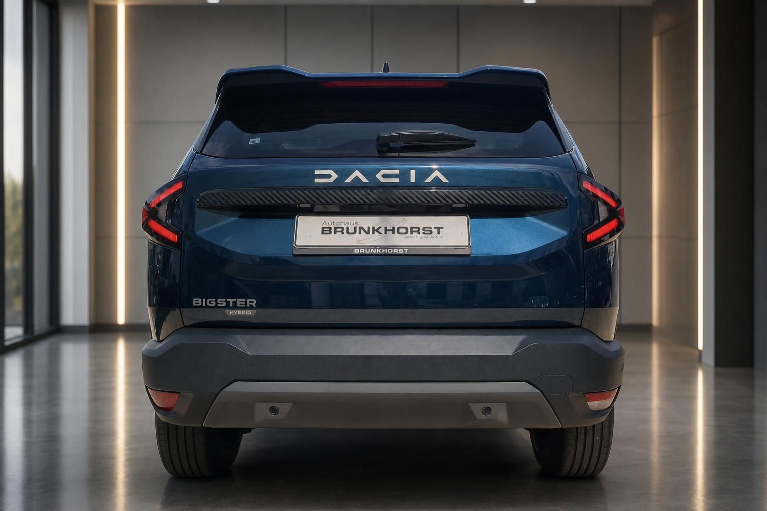 Dacia Bigster Hybrid SUV Heckansicht in Dunkelblau mit LED-Rückleuchten im Showroom