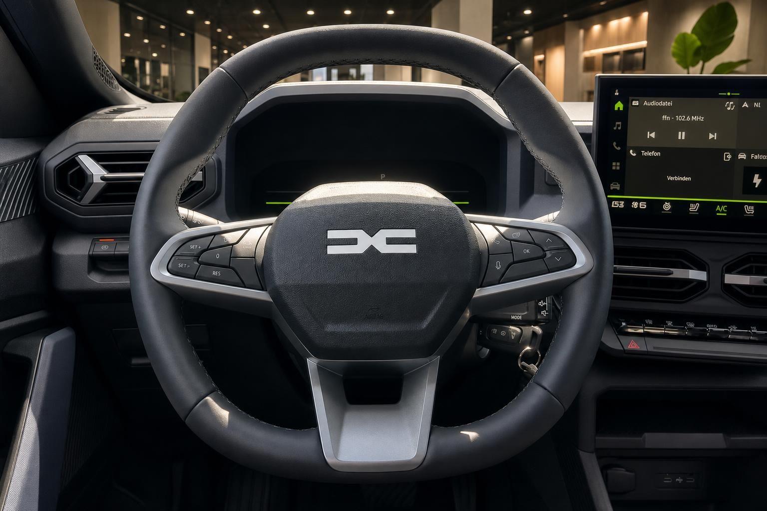 Dacia Innenraum Lenkrad mit Logo, digitales Cockpit und Infotainment-Display