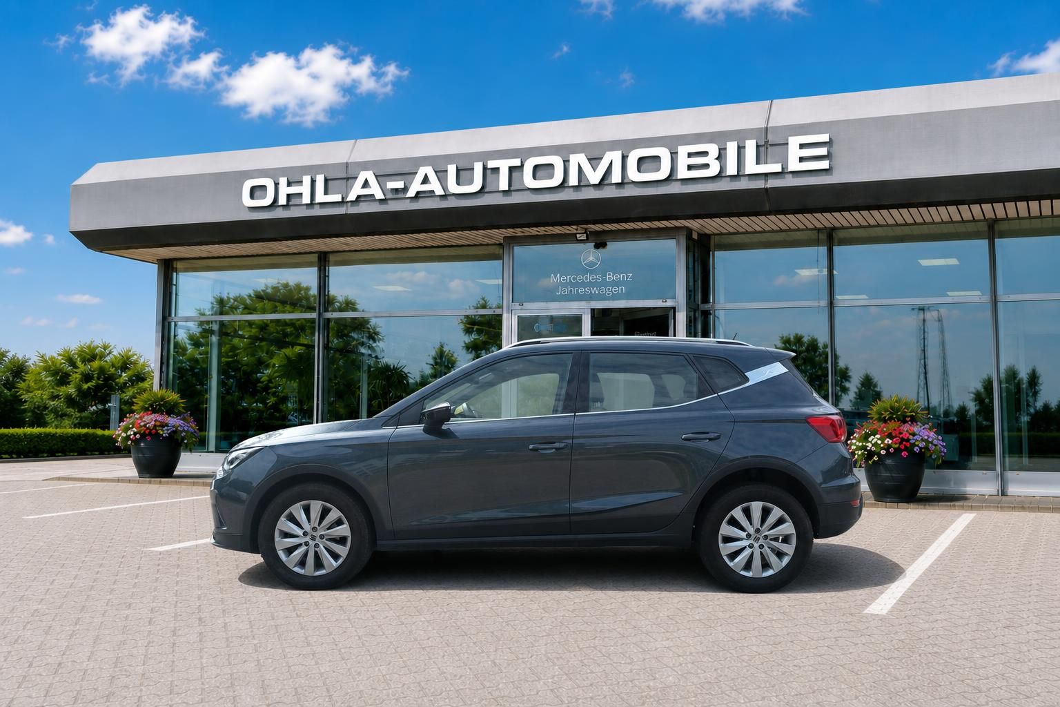 Seat Arona grau Seitenansicht vor Mercedes-Benz Autohaus