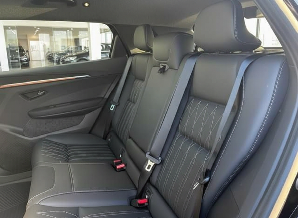 Schwarzes Leder-Interieur Rücksitzbank mit weißen Ziernähten und Sicherheitsgurten