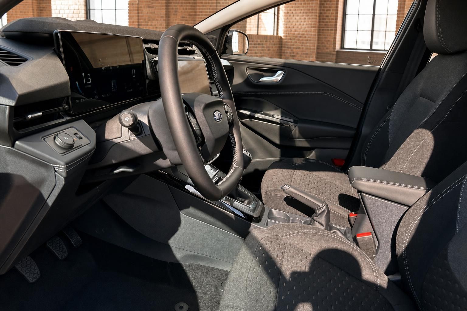 Ford Focus Innenraum – Fahrersitz, Lenkrad und Touchscreen-Infotainment in der Vorderansicht