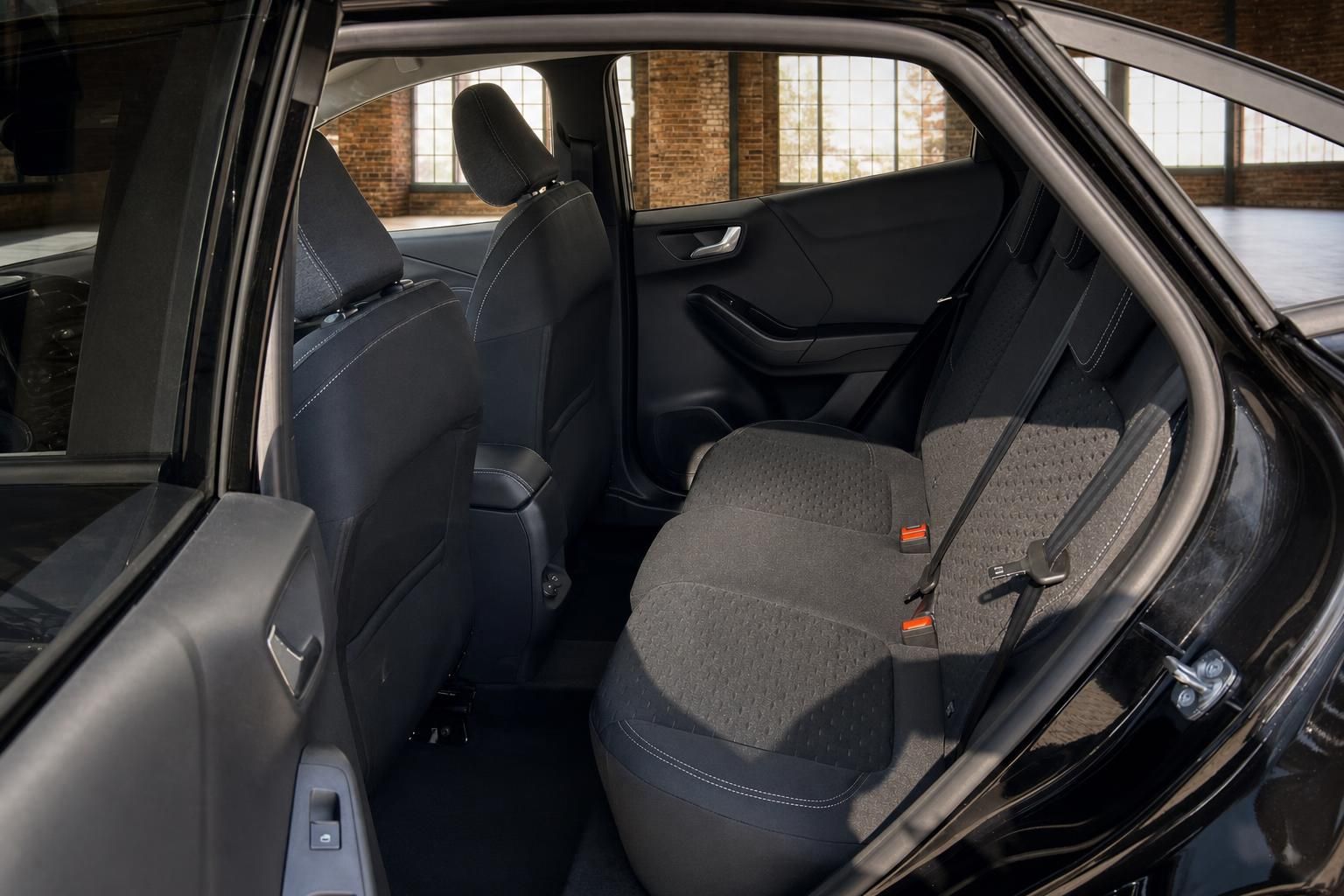 Ford Focus Rücksitzbank – geräumiger Fahrgastraum mit schwarzen Stoff-Sitzen und Sicherheitsgurten
