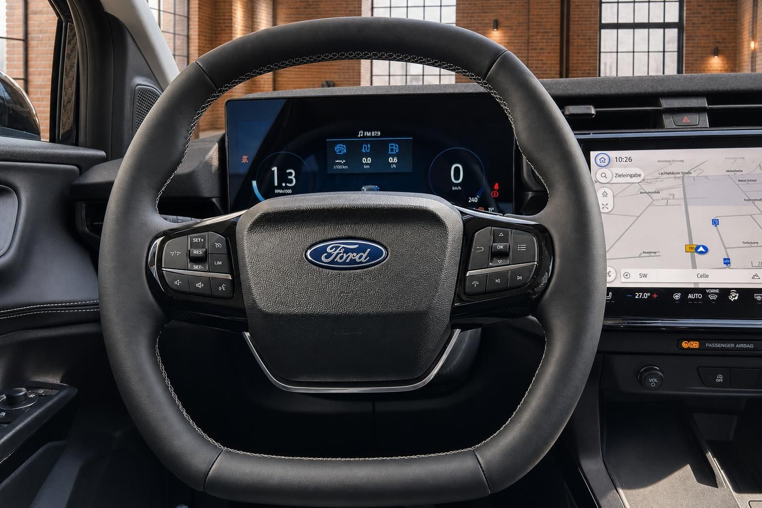 Ford Focus Lenkrad Nahaufnahme – Multifunktionstasten, digitales Cockpit und Touchscreen mit Navi