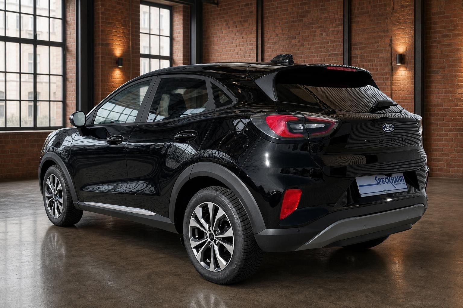 Ford Puma schwarz Heckansicht schräg links im Showroom – SUV Gebrauchtwagen