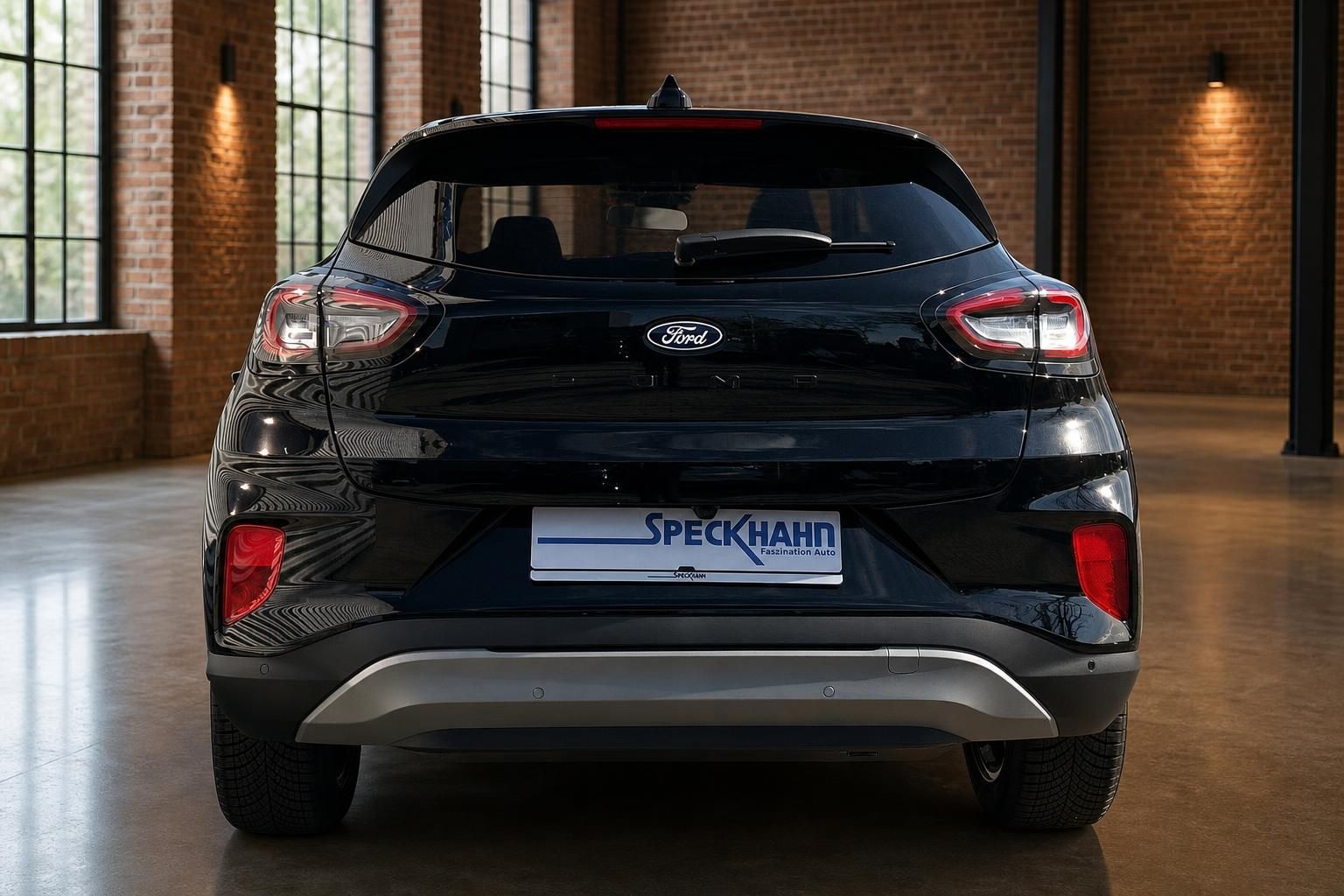Ford Puma schwarz Heckansicht gerade im Showroom – LED-Rückleuchten SUV