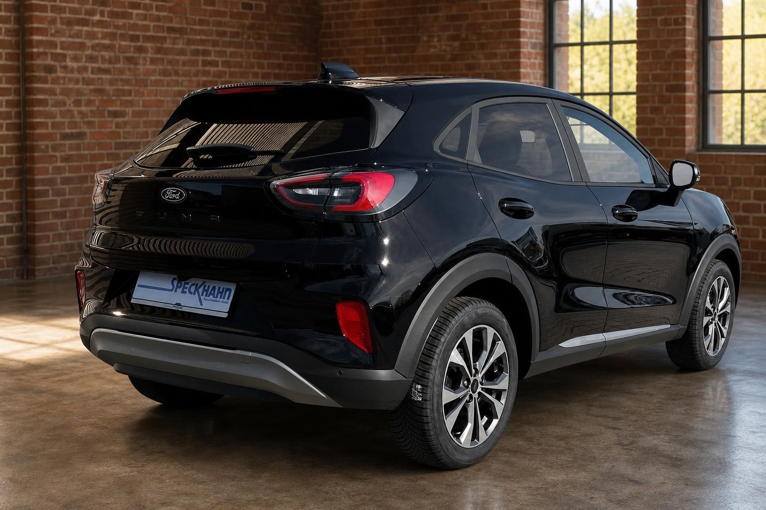 Ford Puma schwarz Heckansicht schräg rechts im Showroom – Gebrauchtwagen SUV