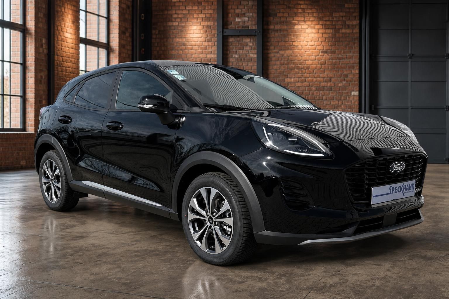 Ford Puma schwarz Frontansicht schräg links im Showroom – SUV Gebrauchtwagen kaufen