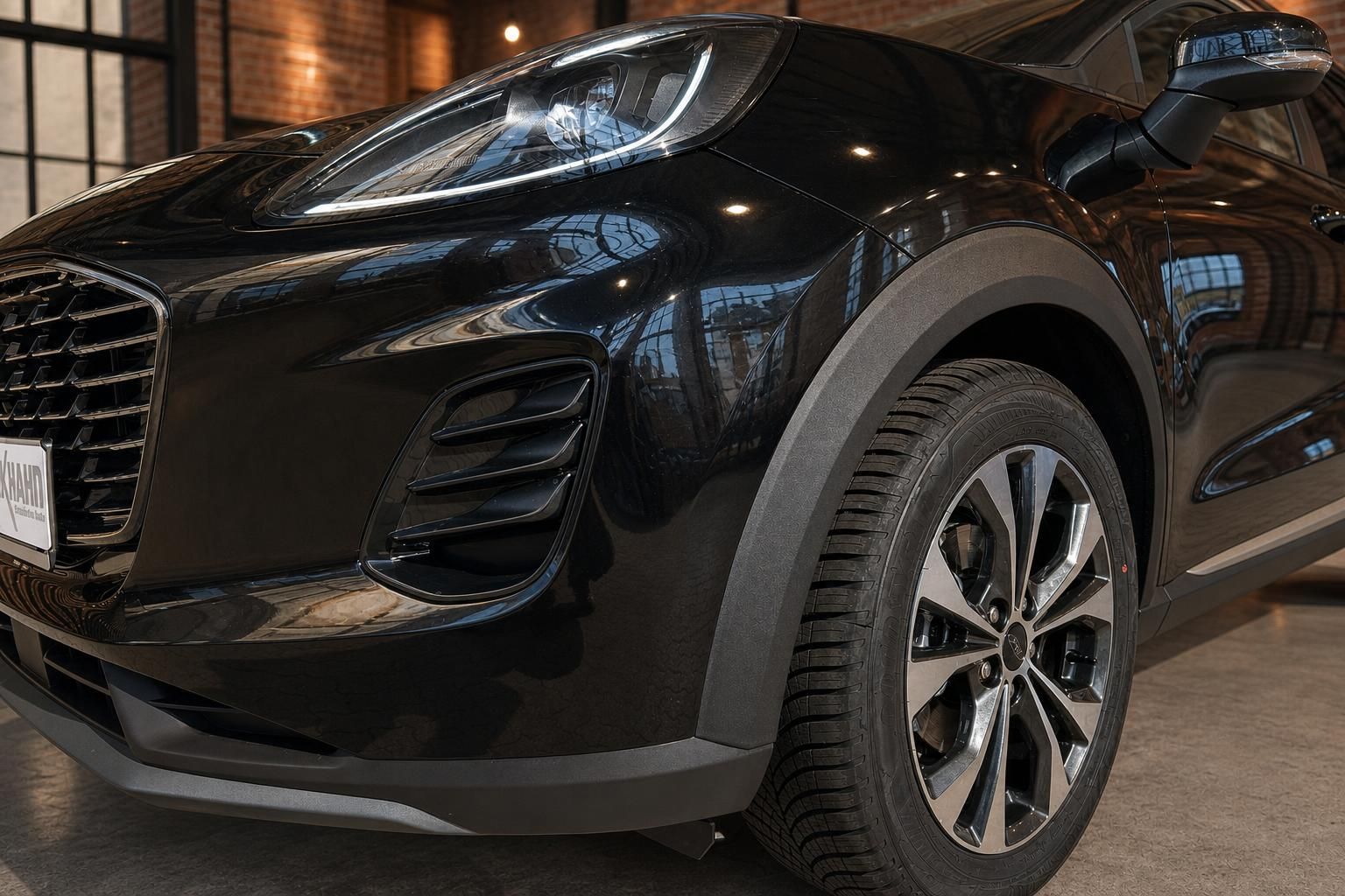 Ford Puma schwarz Detailansicht Front links – LED-Scheinwerfer, Stoßfänger und Alufelge