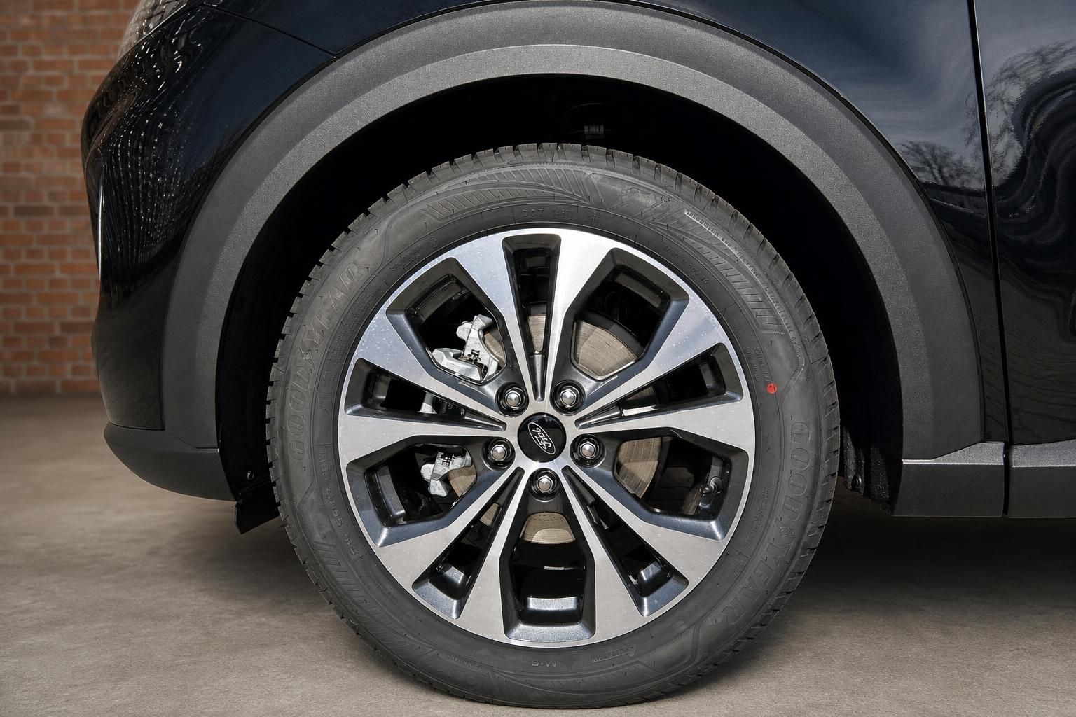 Ford Puma Alufelge Detailansicht – 10-Speichen-Felge mit Goodyear-Reifen und Bremsscheibe