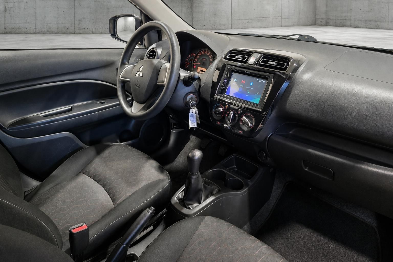 Cockpit und Armaturenbrett im Mitsubishi mit Lederlenkrad
