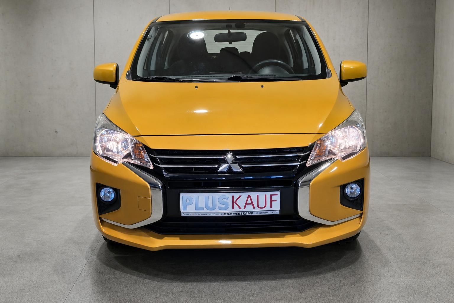 Gelber Mitsubishi Space Star Frontansicht mit Kühlergrill
