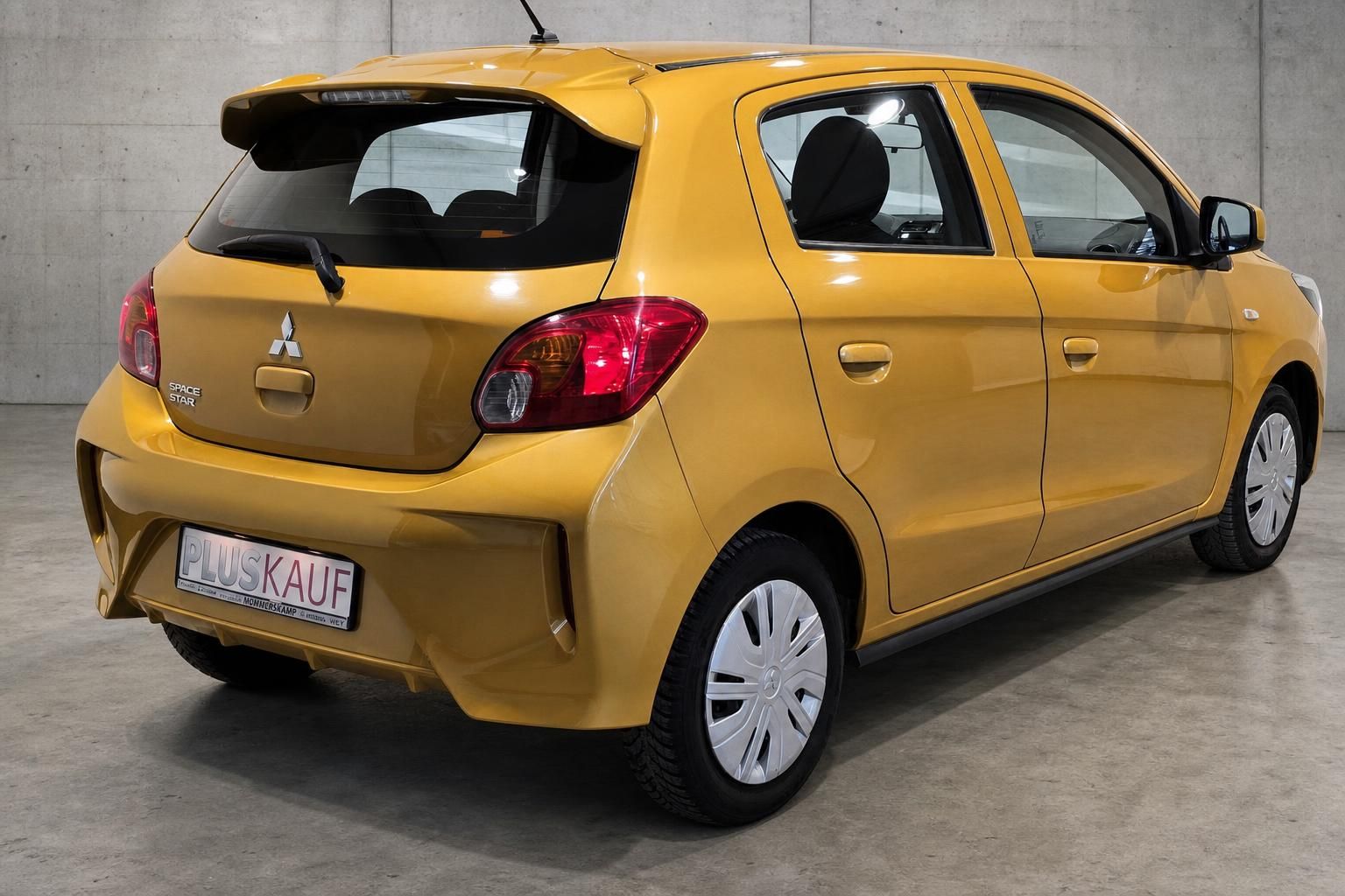 Mitsubishi Space Star gelb, Heckansicht schraeg, Kleinwagen