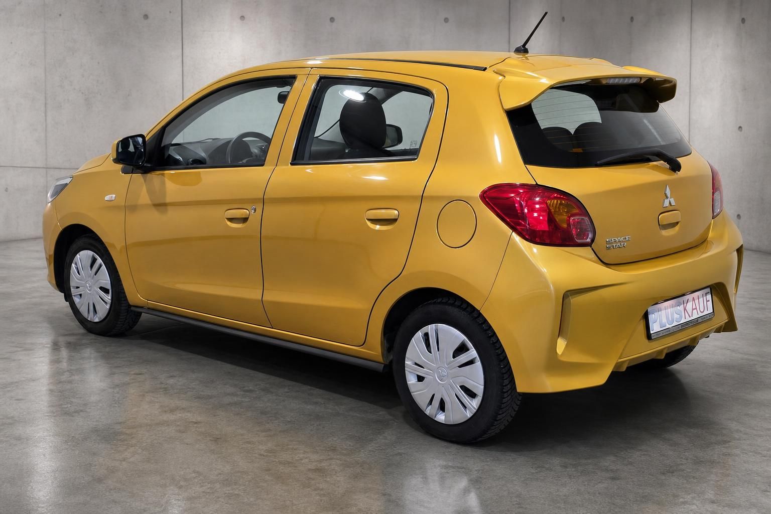 Mitsubishi Space Star gelb, Heckansicht seitlich, Kleinwagen