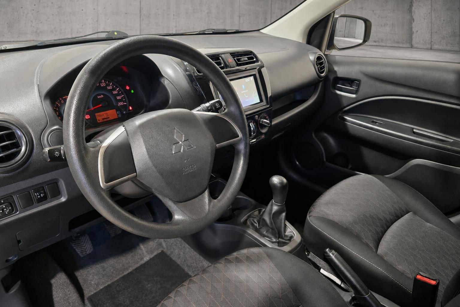 Mitsubishi Space Star Cockpit mit Lenkrad und Multimediadisplay