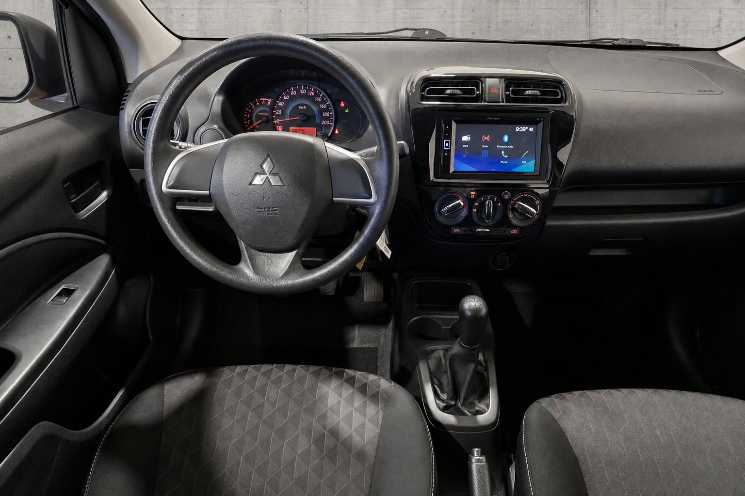 Mitsubishi Space Star Innenraum, Armaturenbrett und Schaltung im Detail