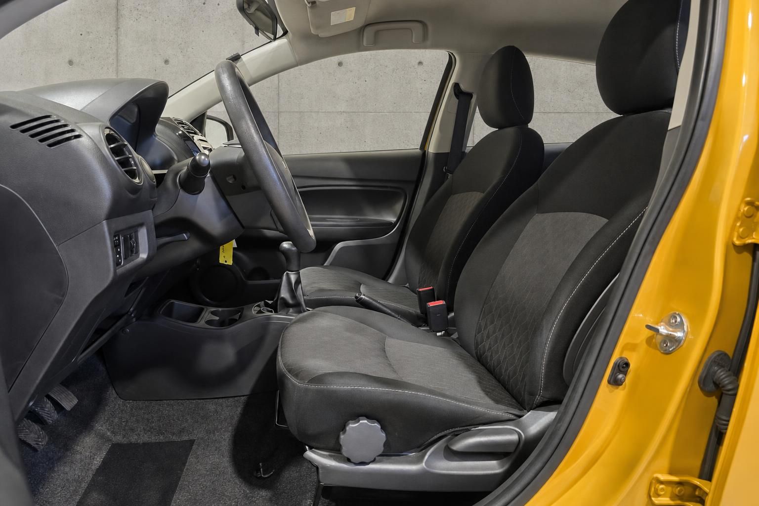 Mitsubishi Space Star gelb, Vordersitze und Fahrerbereich im Innenraum