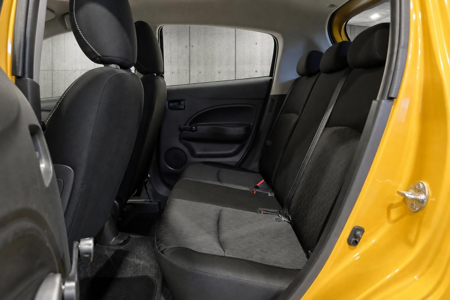 Mitsubishi Space Star gelb, Rücksitzbank und Fond von innen
