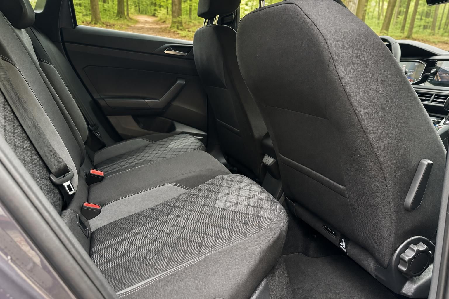 Volkswagen Taigo Rücksitze mit grauem Karostoff - Fondansicht des Innenraums