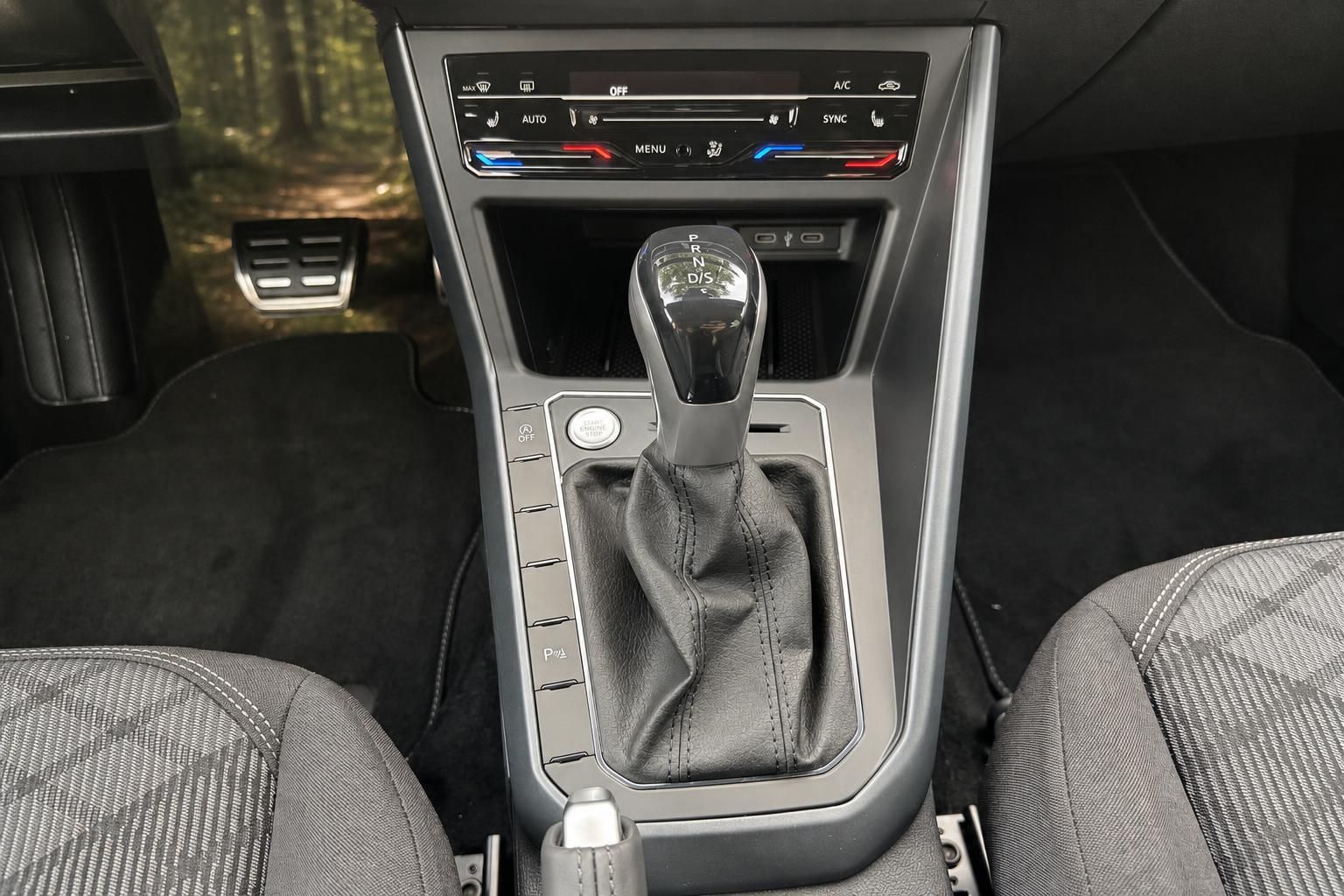 Volkswagen Automatikgetriebe Schaltknauf mit DSG-Getriebe und Klimaautomatik im Innenraum