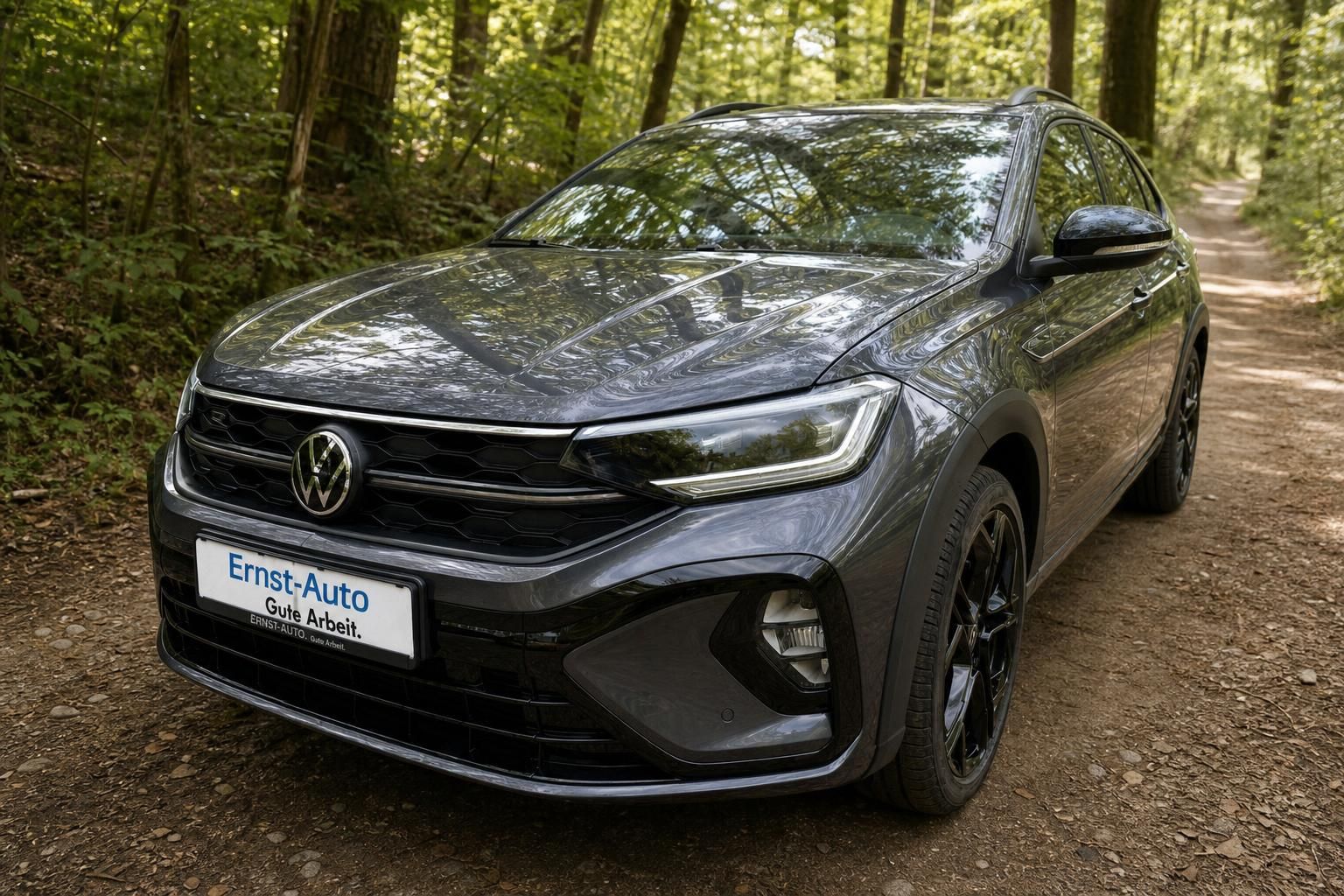 Volkswagen Taigo SUV in grauer Metallic-Lackierung - Frontansicht mit LED-Scheinwerfern im Wald