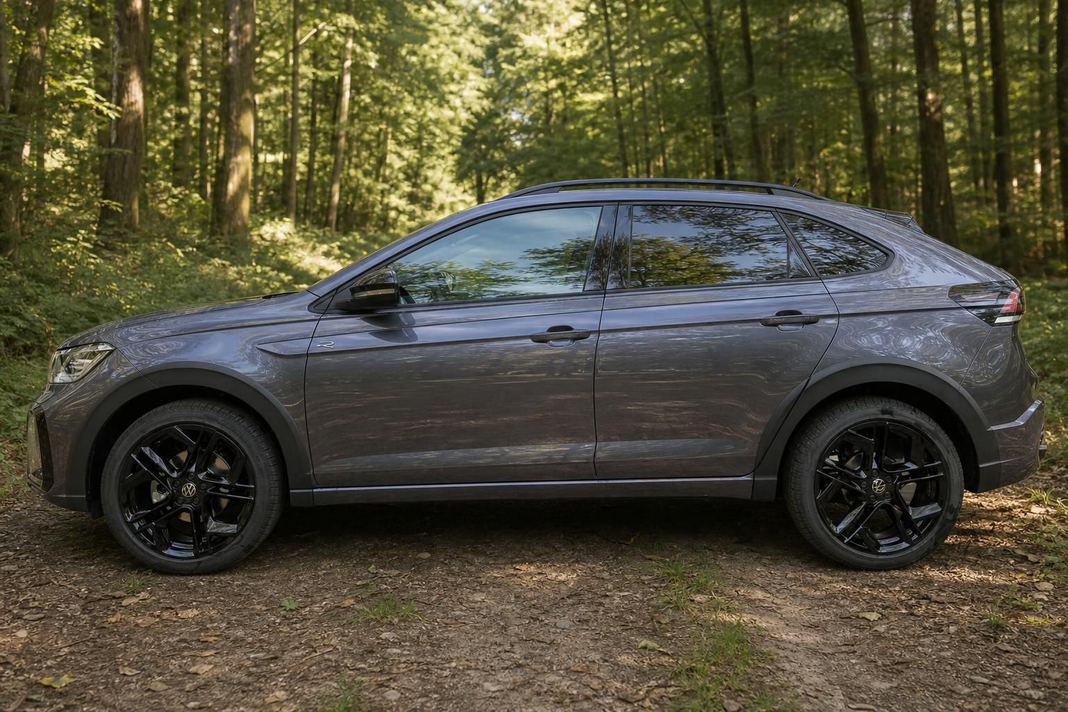 Volkswagen Taigo SUV Seitenansicht links - grauer Metallic-Lack mit schwarzen Felgen in Waldkulisse