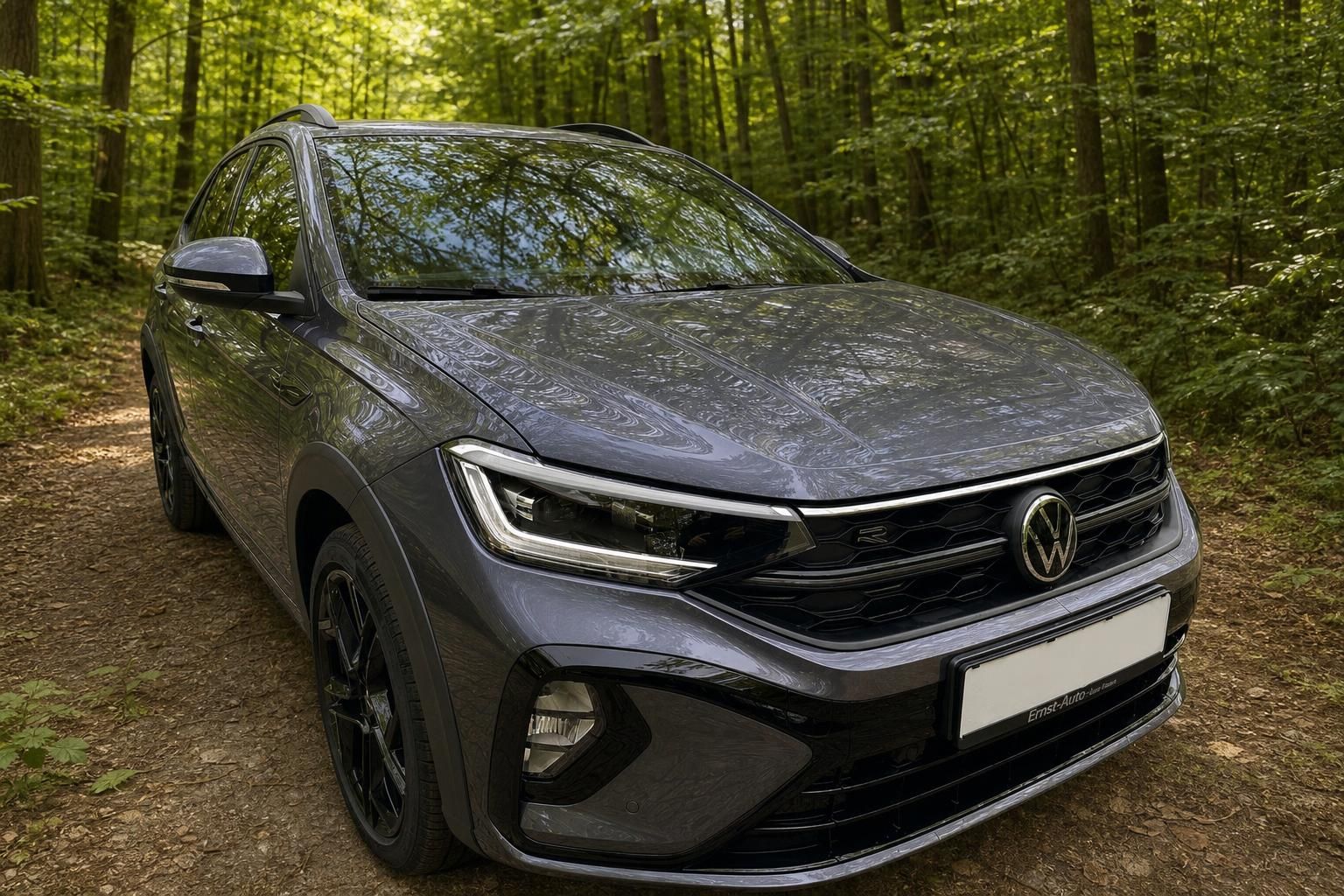 Volkswagen Taigo grau metallic - Frontansicht schräg mit modernen LED-Scheinwerfern und Kühlergrill