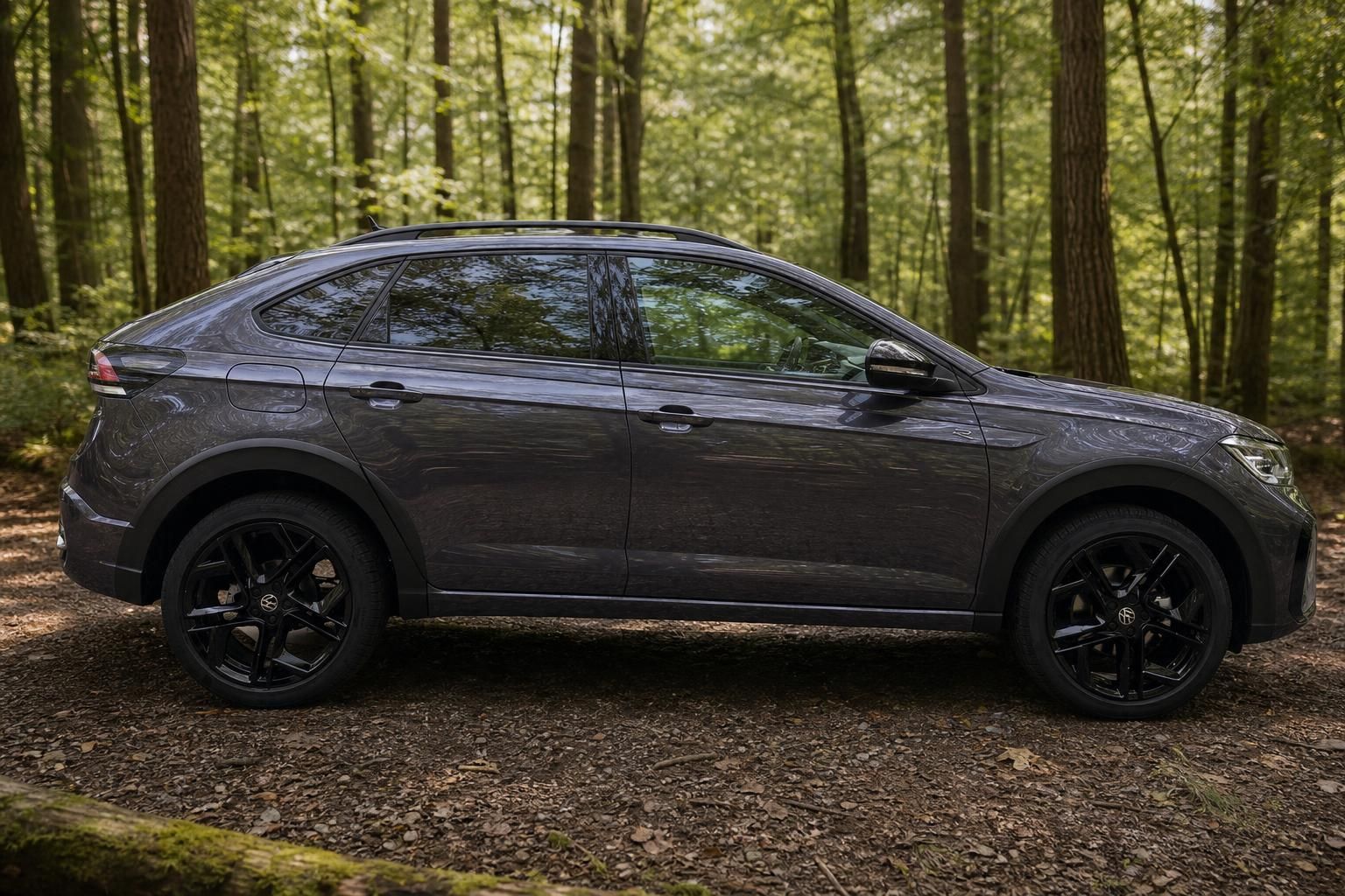 Volkswagen Taigo grau - rechte Seitenansicht mit schwarzen Leichtmetallrädern im Waldweg