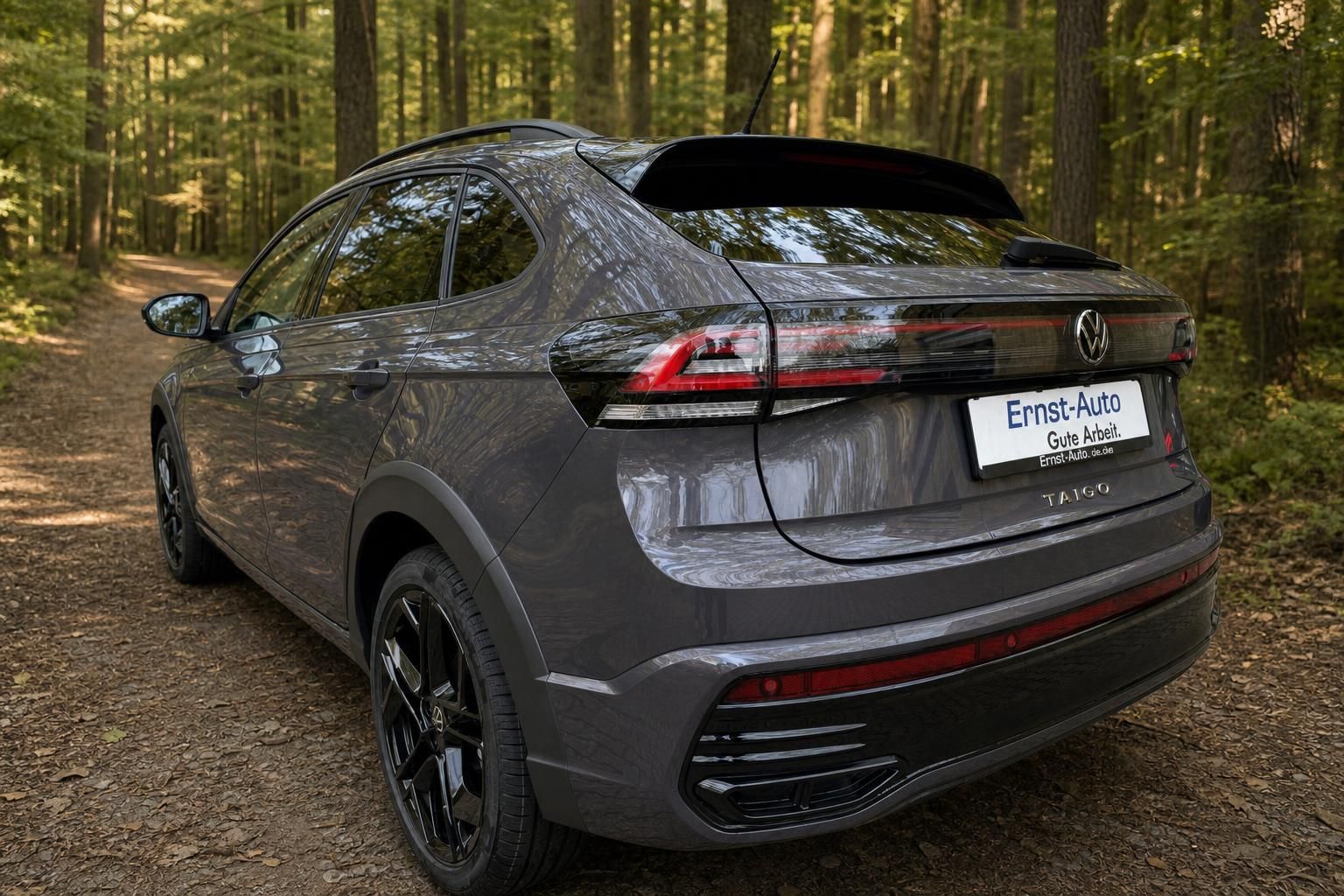Volkswagen Taigo SUV in Grau - Heckansicht mit schwarzen Felgen im Wald