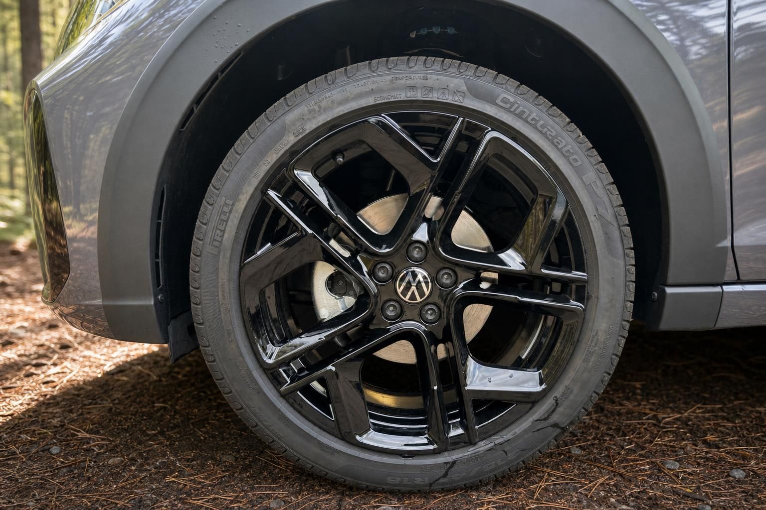 Detailaufnahme schwarze Volkswagen Felge mit Reifen - Seitenansicht des VW Taigo