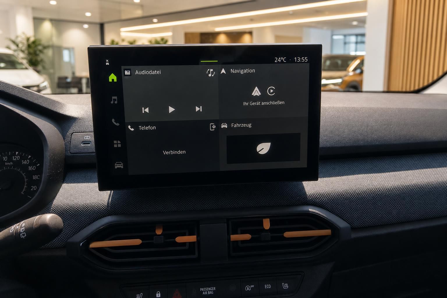 Infotainment-Display und Klimabedienung im Fahrzeug-Cockpit