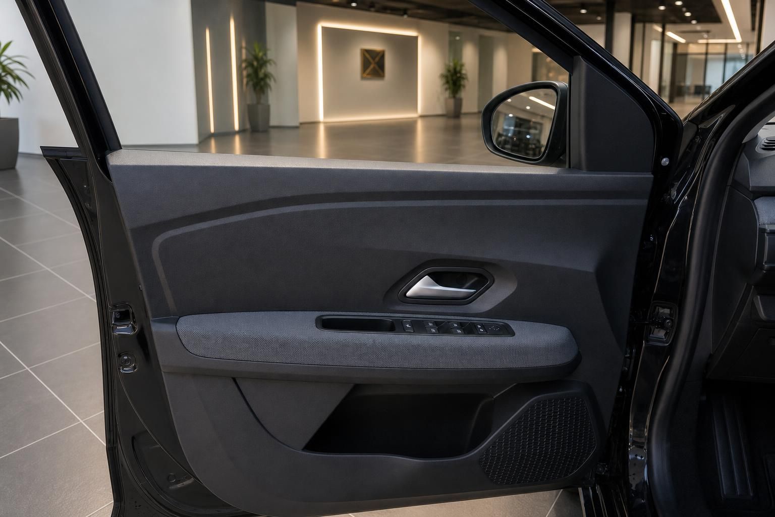 Geoeffnete Fahrertuer mit Blick auf Innenverkleidung im Autohaus